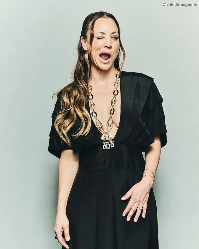 Kaley Cuoco photo 10 of 736