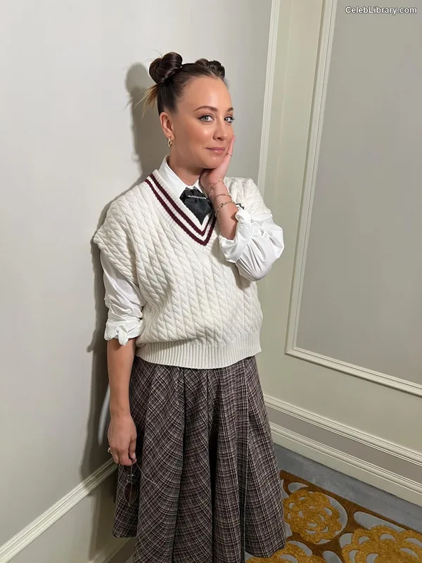 Kaley Cuoco photo 23 of 736
