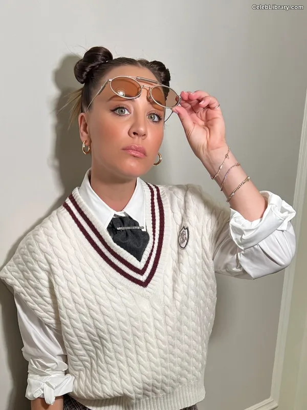 Kaley Cuoco photo 1 of 736