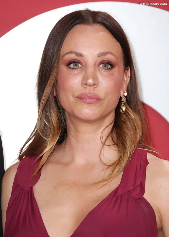 Kaley Cuoco photo 5 of 736