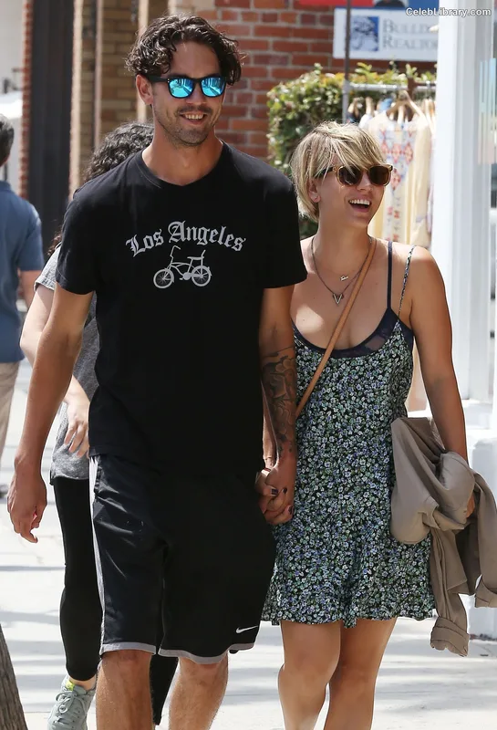 Kaley Cuoco photo 13 of 736