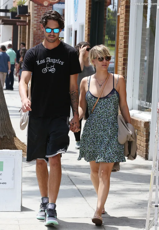 Kaley Cuoco photo 15 of 736
