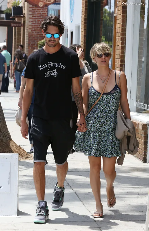 Kaley Cuoco photo 16 of 736