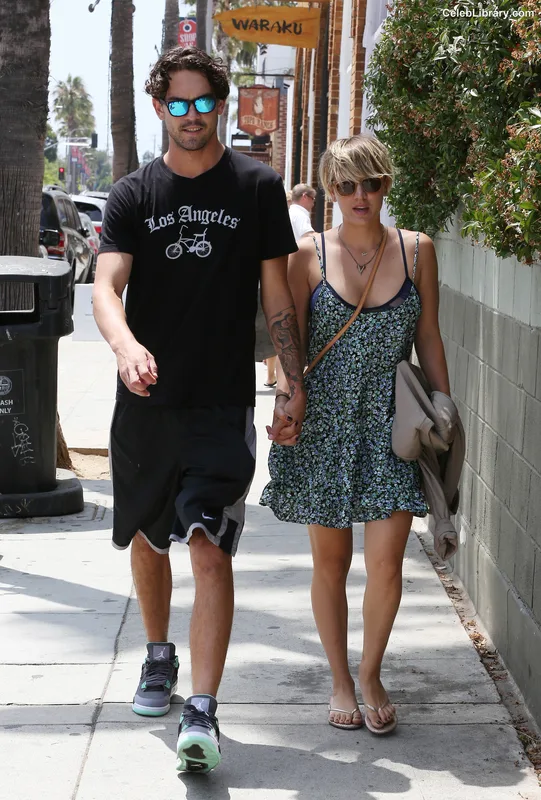 Kaley Cuoco photo 17 of 736