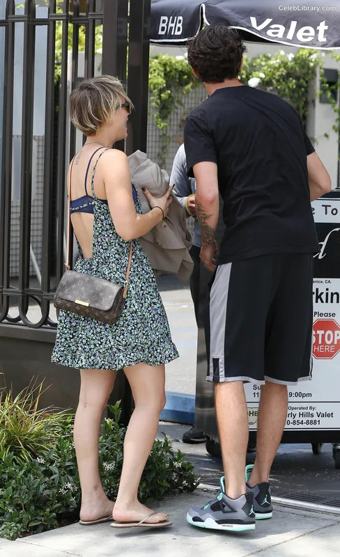 Kaley Cuoco photo 18 of 736