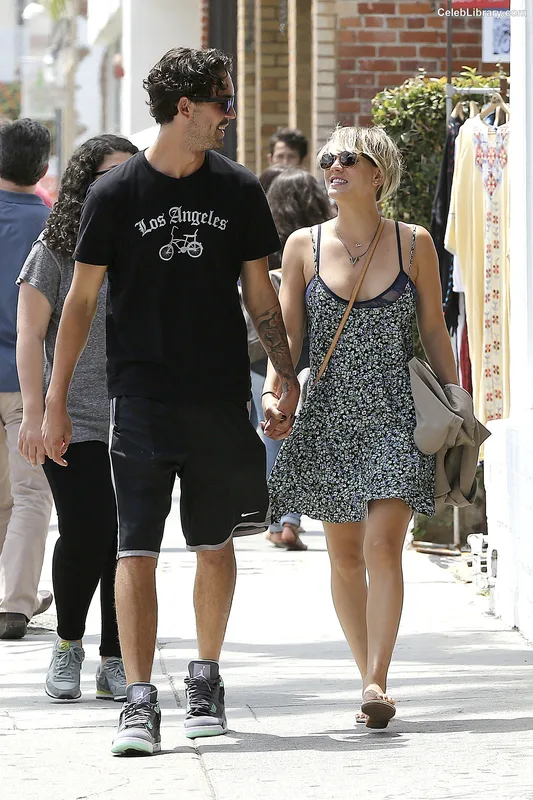 Kaley Cuoco photo 20 of 736