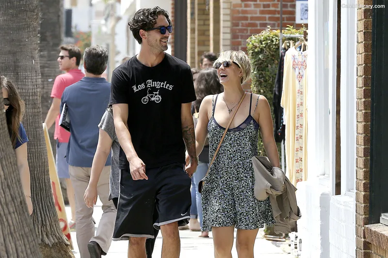Kaley Cuoco photo 21 of 736