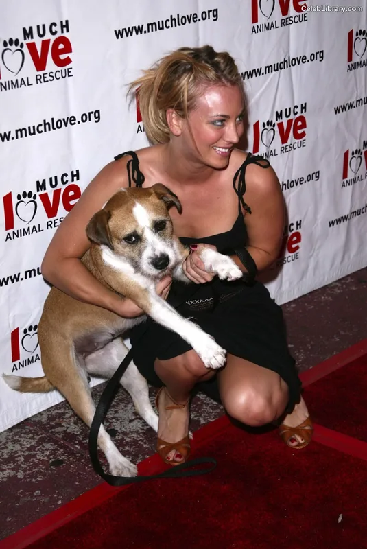 Kaley Cuoco photo 17 of 736