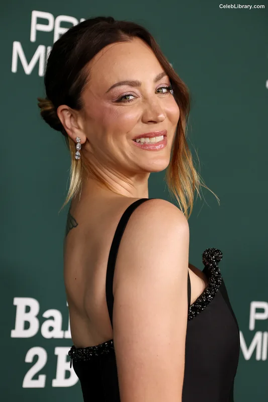 Kaley Cuoco photo 6 of 736
