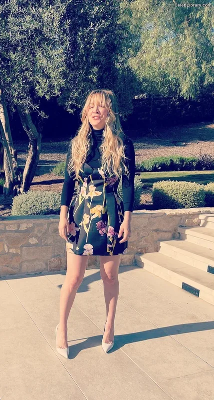 Kaley Cuoco photo 9 of 736