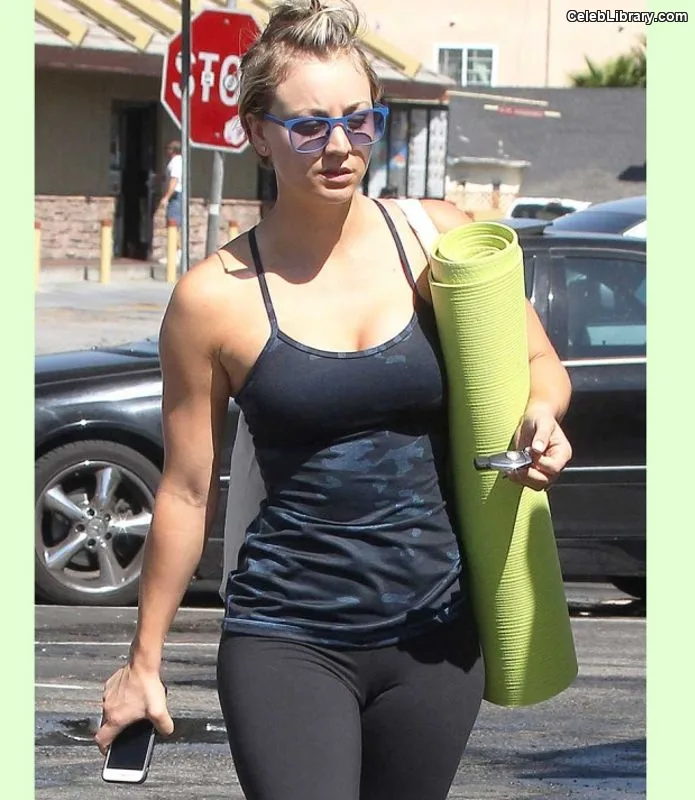 Kaley Cuoco photo 16 of 736
