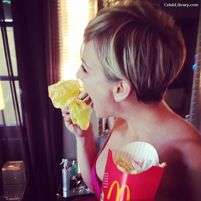 Kaley Cuoco photo 16 of 736