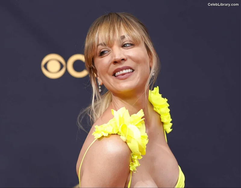 Kaley Cuoco photo 8 of 736