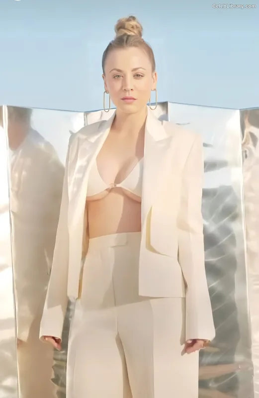 Kaley Cuoco photo 12 of 736
