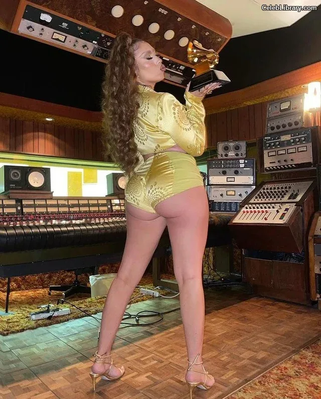 Kali Uchis photo 1 of 239