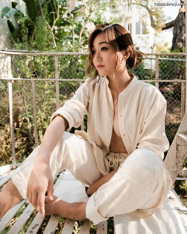 Karen Fukuhara photo 2 of 331