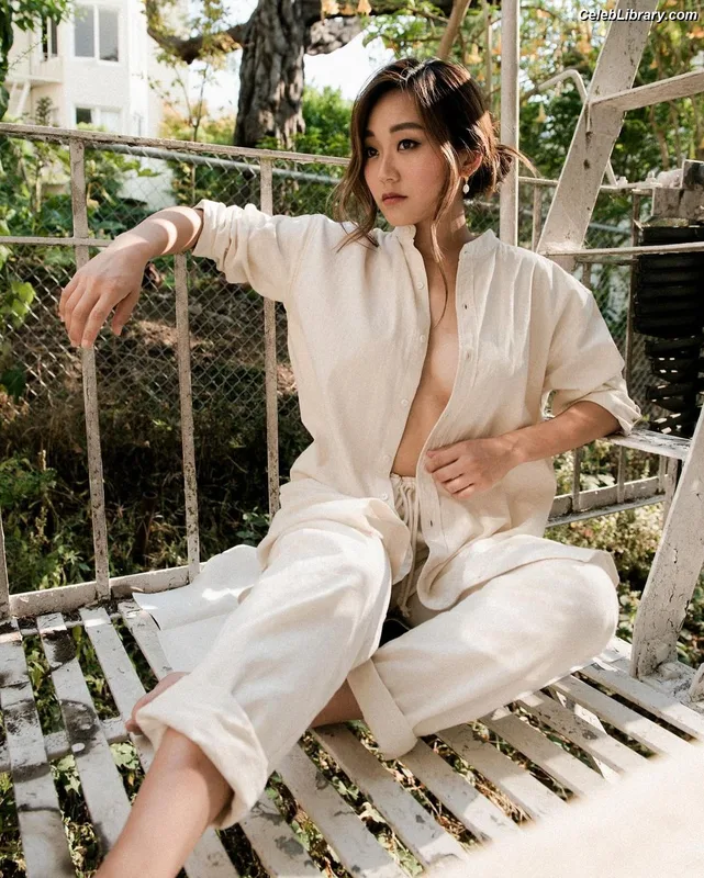 Karen Fukuhara photo 1 of 331