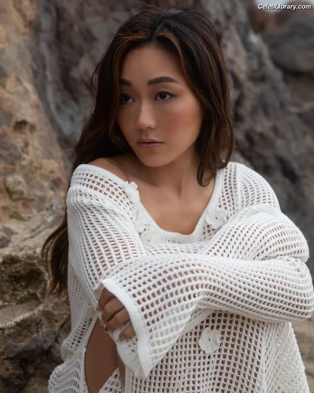 Karen Fukuhara photo 3 of 331