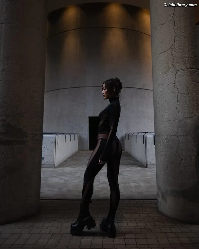 Karen Fukuhara photo 5 of 331