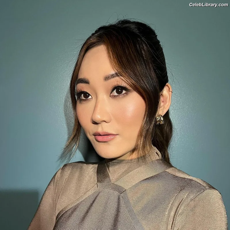 Karen Fukuhara photo 15 of 331