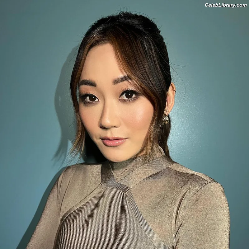 Karen Fukuhara photo 16 of 331