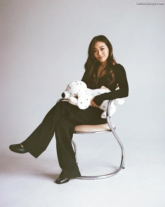 Karen Fukuhara photo 17 of 331