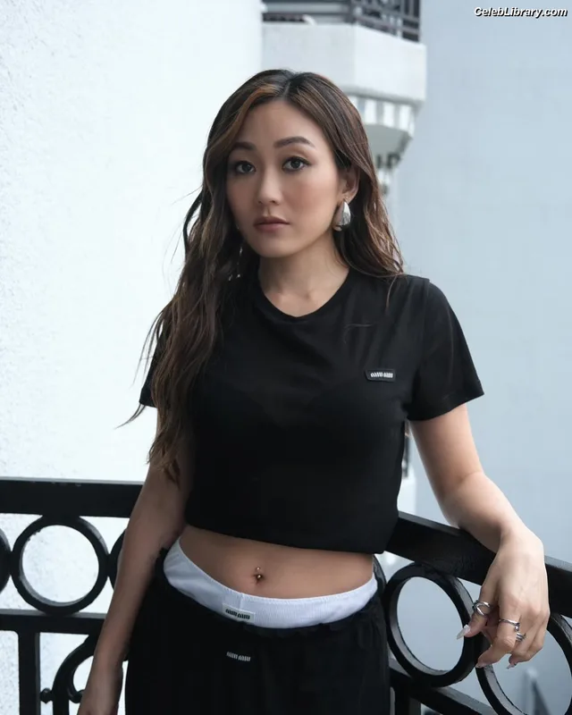 Karen Fukuhara photo 20 of 331