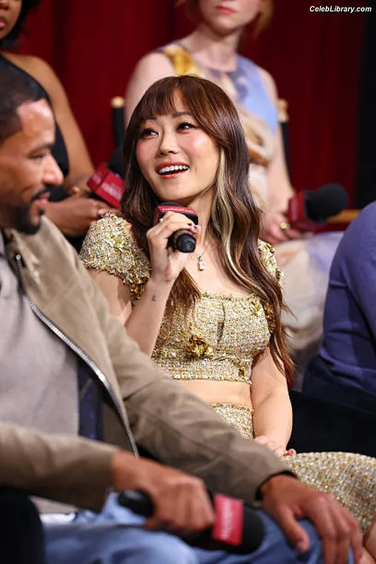 Karen Fukuhara photo 6 of 331