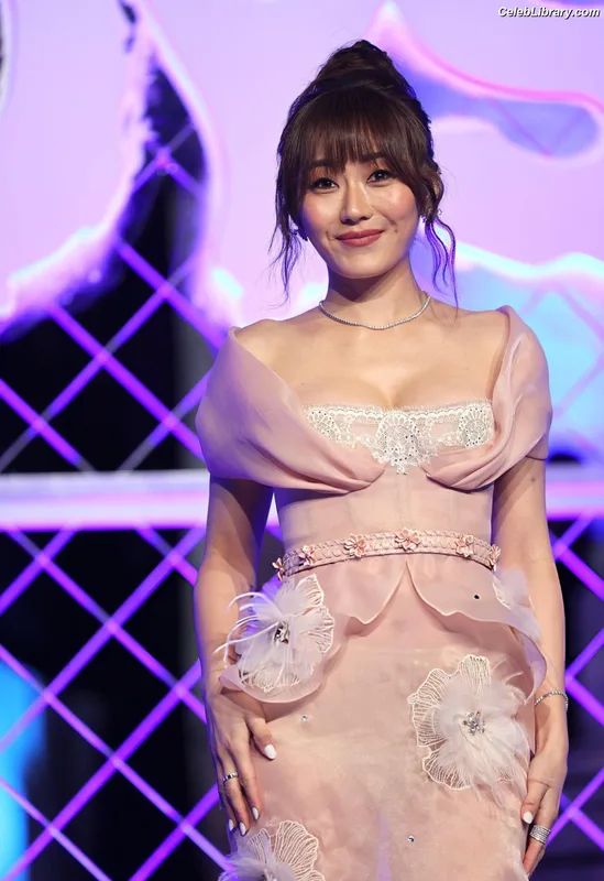 Karen Fukuhara photo 20 of 331