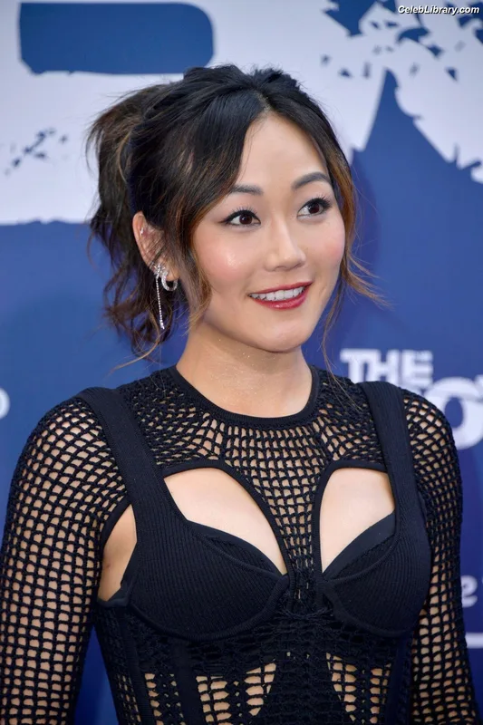 Karen Fukuhara photo 18 of 331