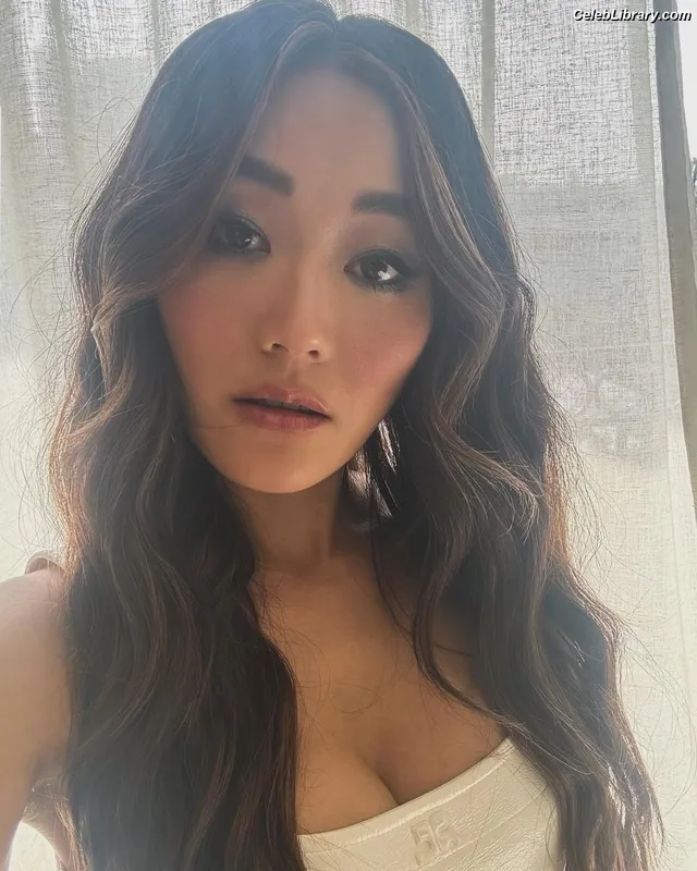 Karen Fukuhara photo 10 of 331