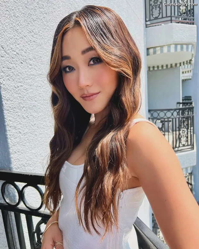 Karen Fukuhara photo 12 of 331
