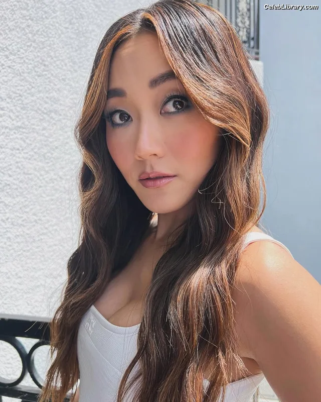 Karen Fukuhara photo 13 of 331