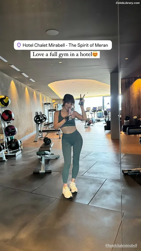Karen Fukuhara photo 3 of 331