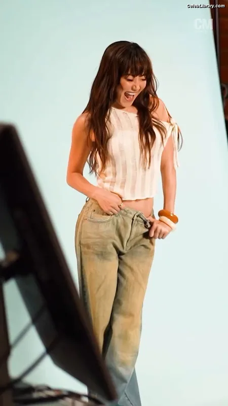 Karen Fukuhara photo 2 of 331