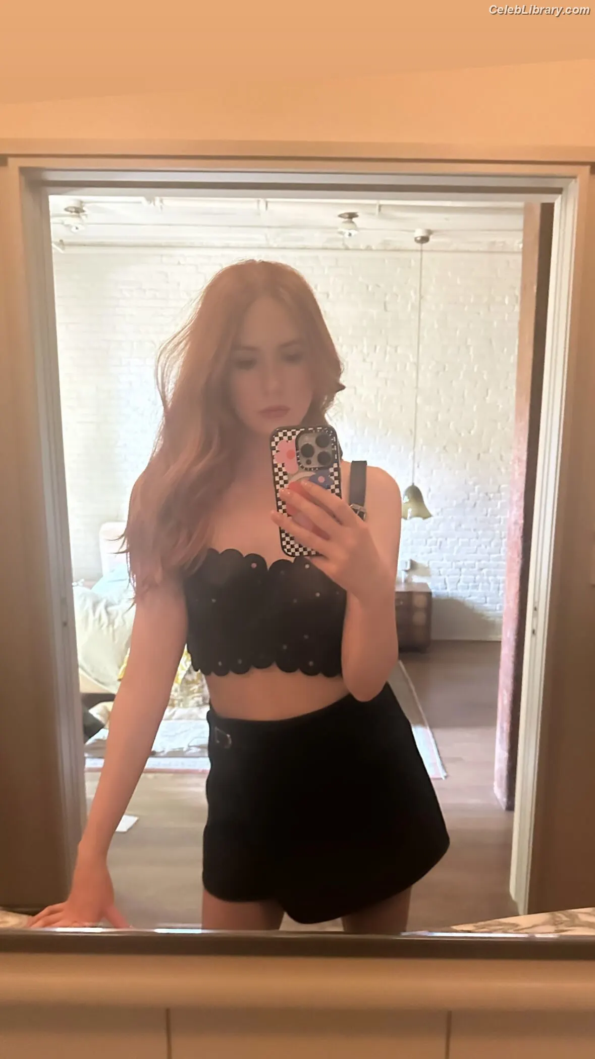 Karen Gillan photo 9 of 789