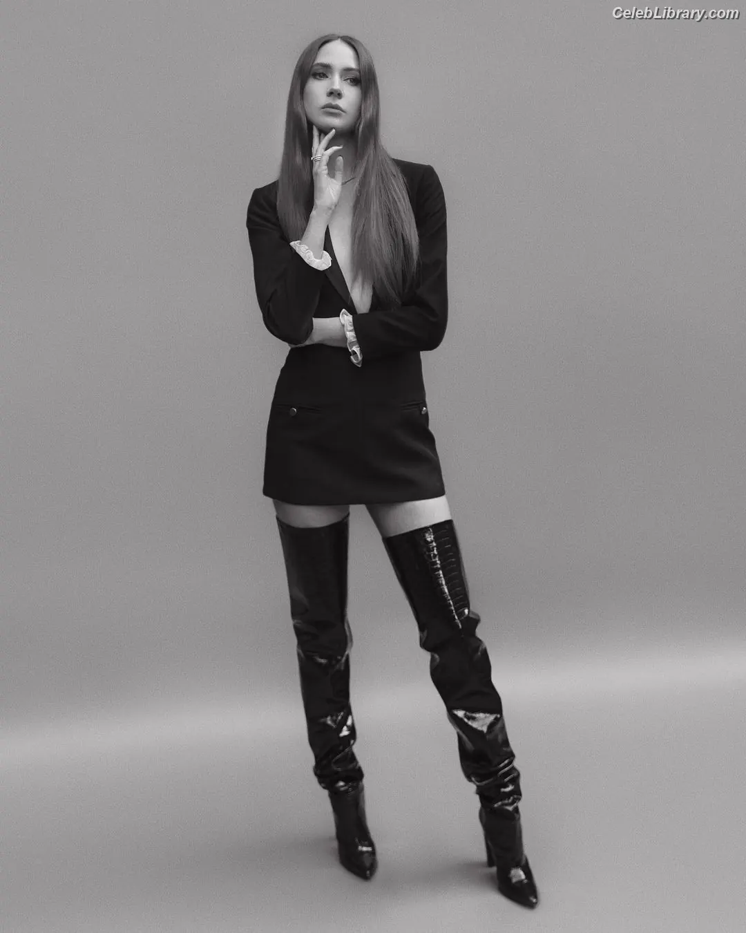 Karen Gillan photo 17 of 789