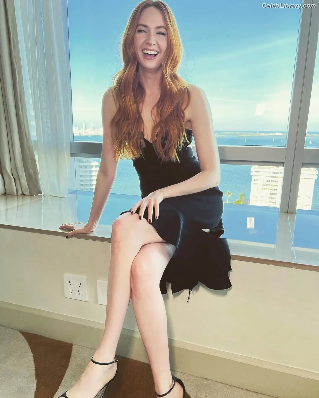 Karen Gillan photo 3 of 789