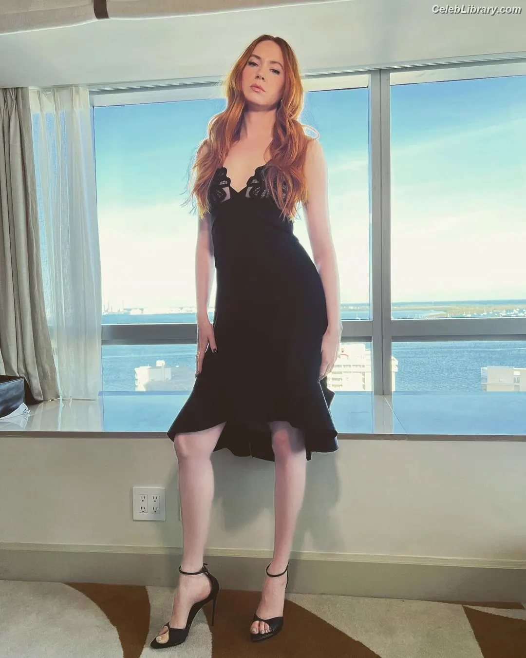 Karen Gillan photo 5 of 789