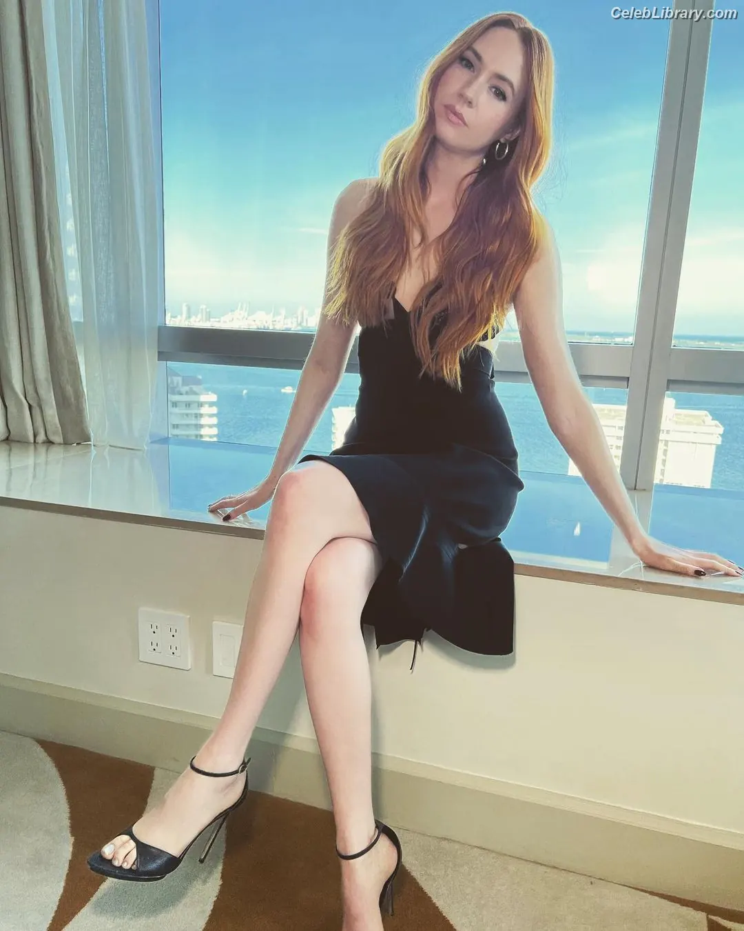 Karen Gillan photo 6 of 789