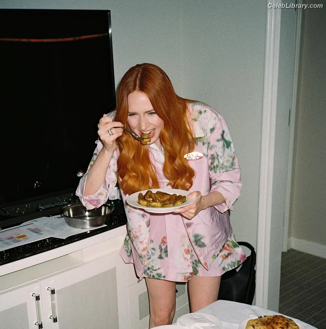 Karen Gillan photo 22 of 789