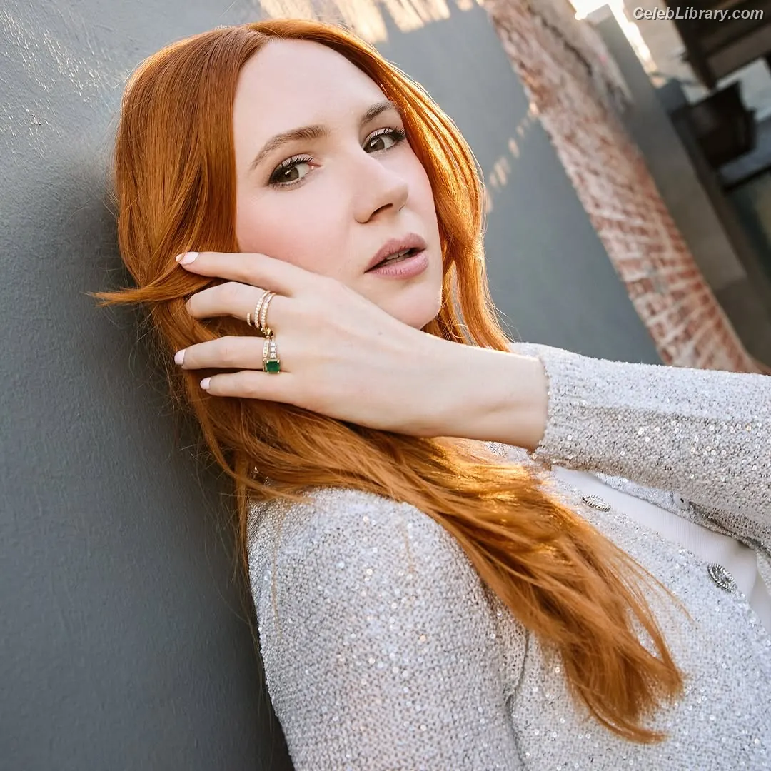 Karen Gillan photo 23 of 789
