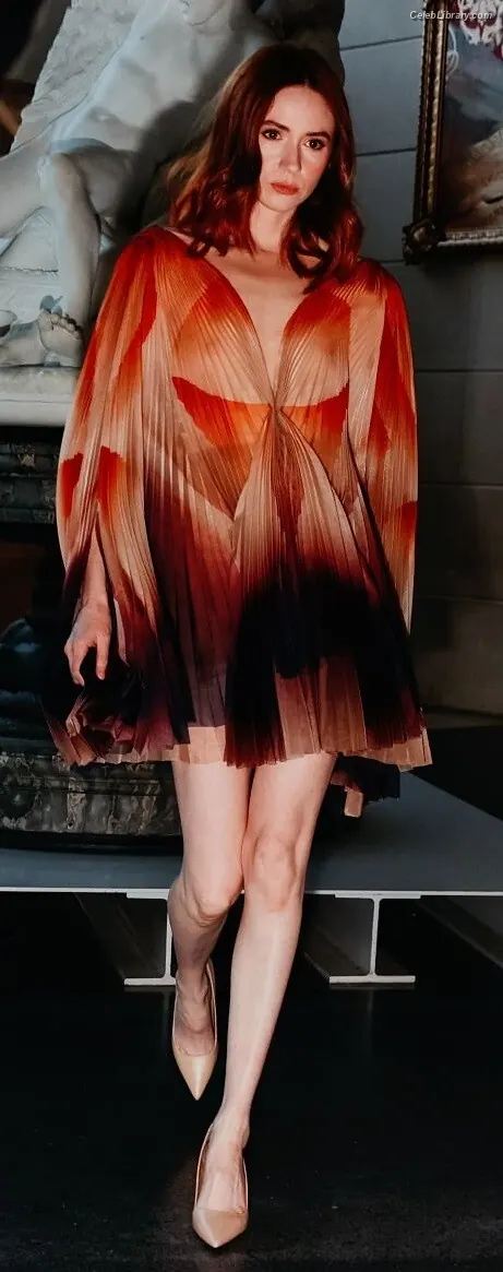 Karen Gillan photo 3 of 789