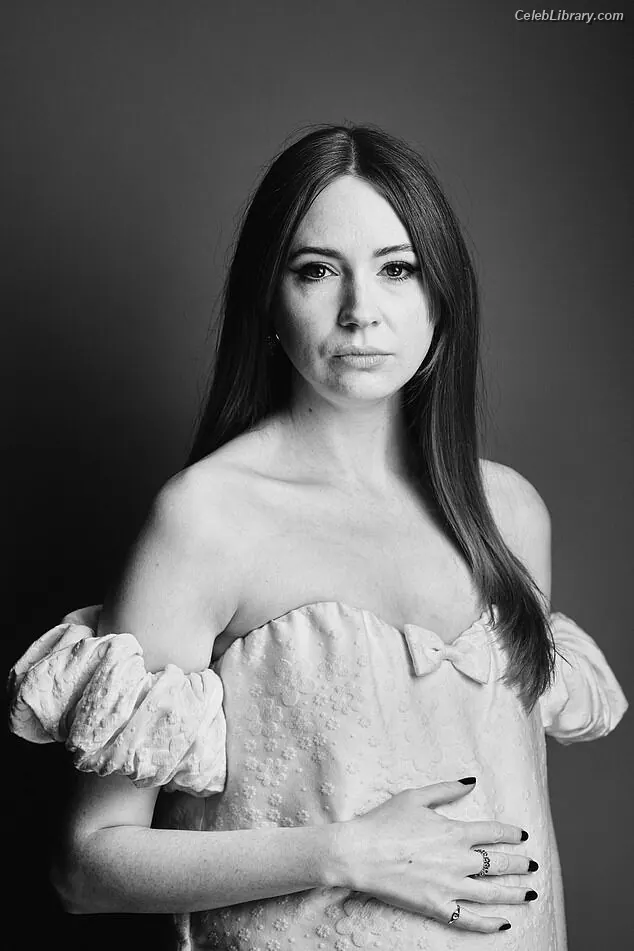Karen Gillan photo 21 of 789