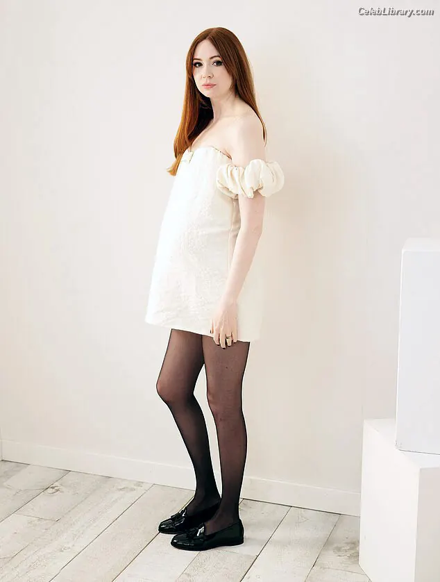 Karen Gillan photo 23 of 789