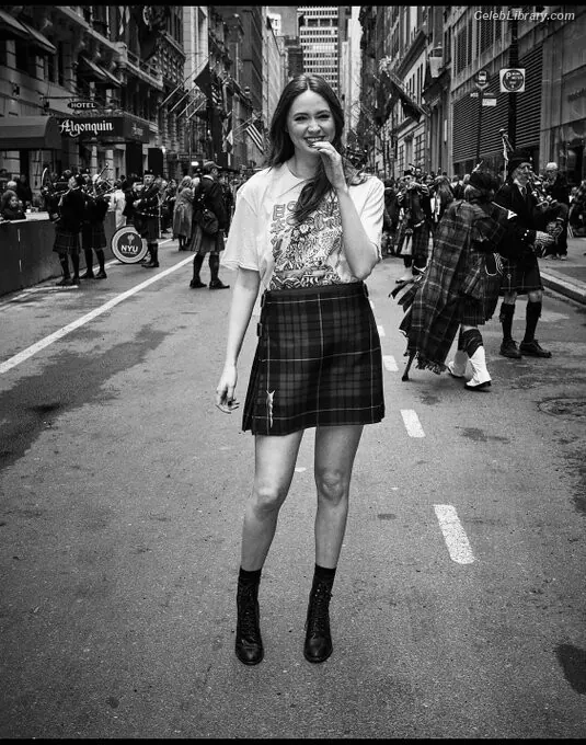 Karen Gillan photo 23 of 789