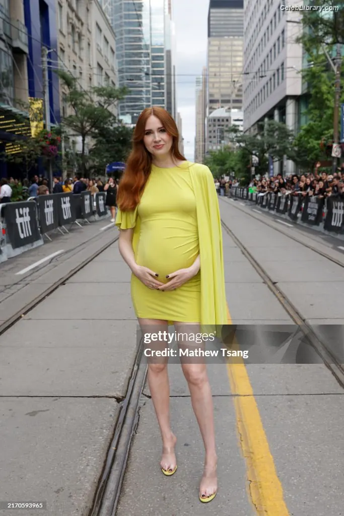 Karen Gillan photo 16 of 789