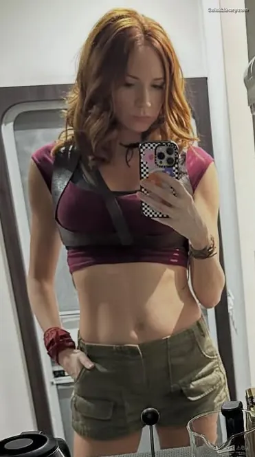 Karen Gillan photo 20 of 789