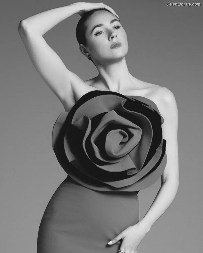 Karen Gillan photo 16 of 789