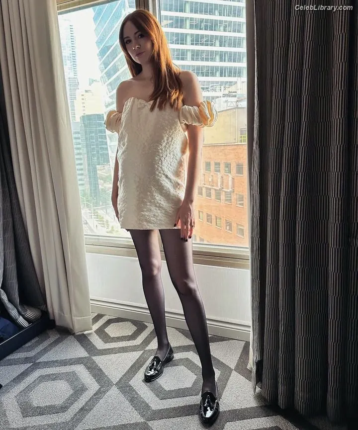 Karen Gillan photo 17 of 789